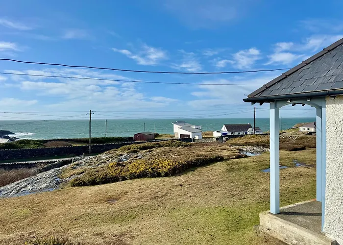 The Crest- 4 Bed Sea View Property -Trearddur Bay
