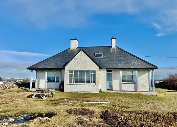 The Crest- 4 Bed Sea View Property -Trearddur Bay