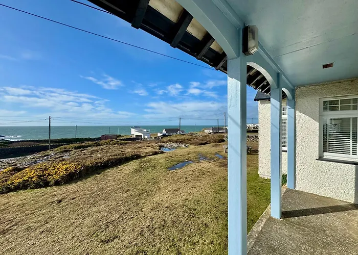 The Crest- 4 Bed Sea View Property -Trearddur Bay