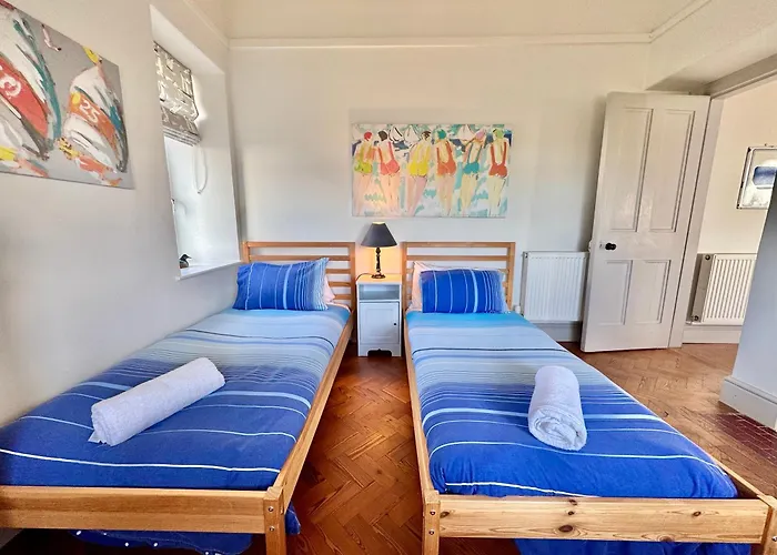 The Crest- 4 Bed Sea View Property -Trearddur Bay