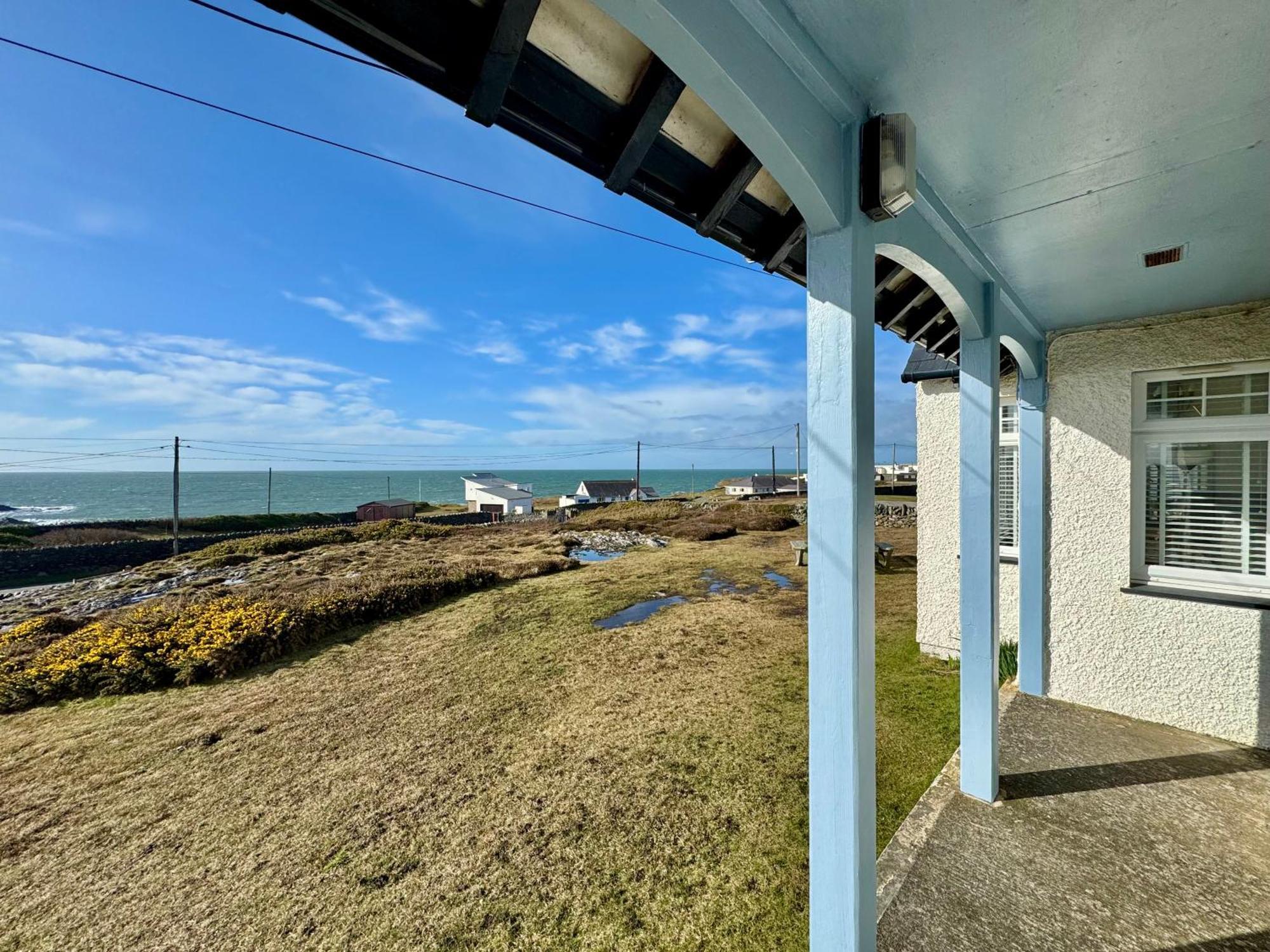 The Crest- 4 Bed Sea View -trearddur Bay Holiday home